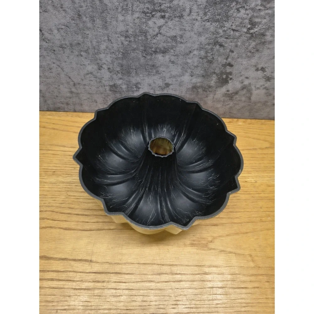 VINTAGE Nordic Ware BUNDT pan 50 years old cake mold in yellow 60s 70s